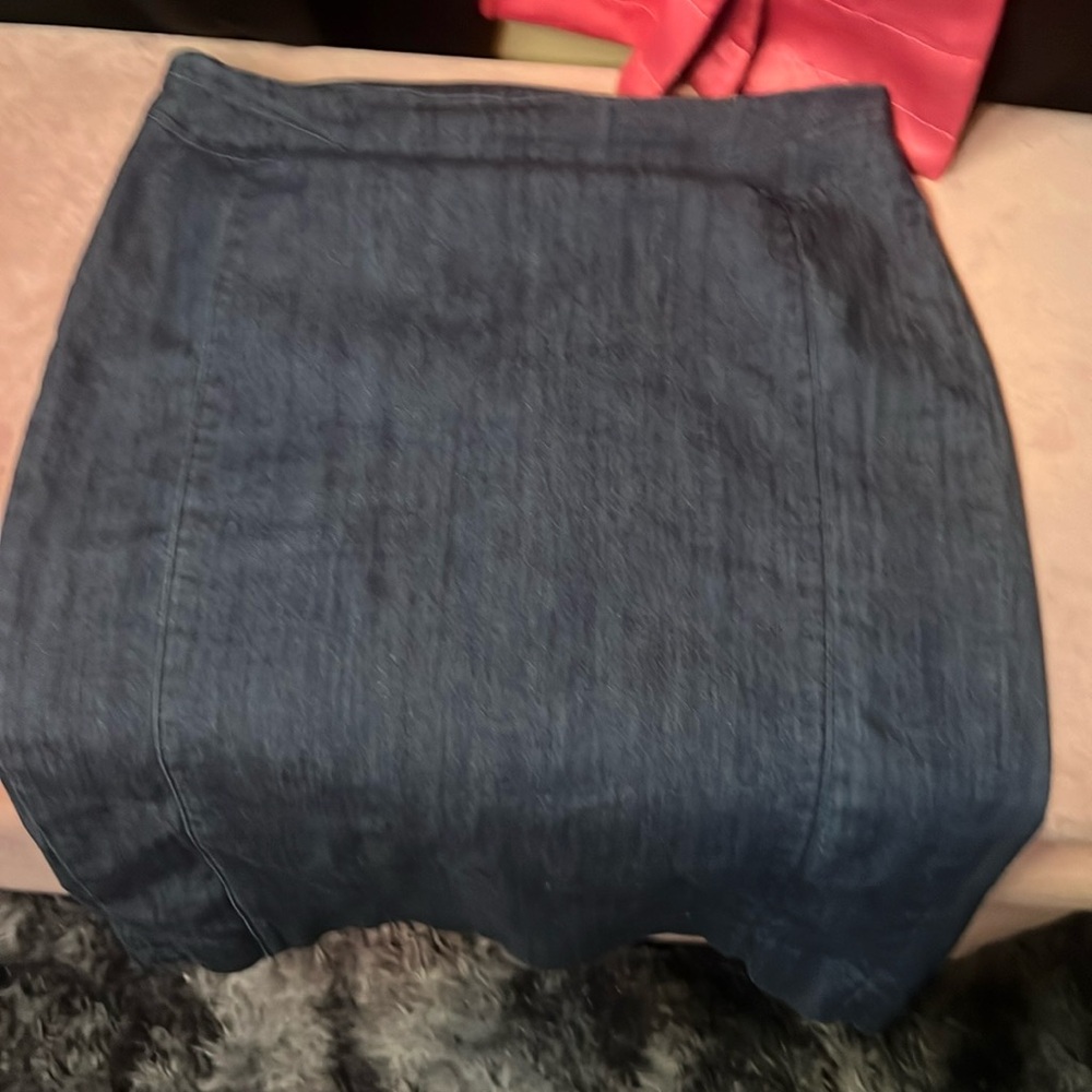 White House|Black Market size 8 women’s denim skirt with zipper in back.